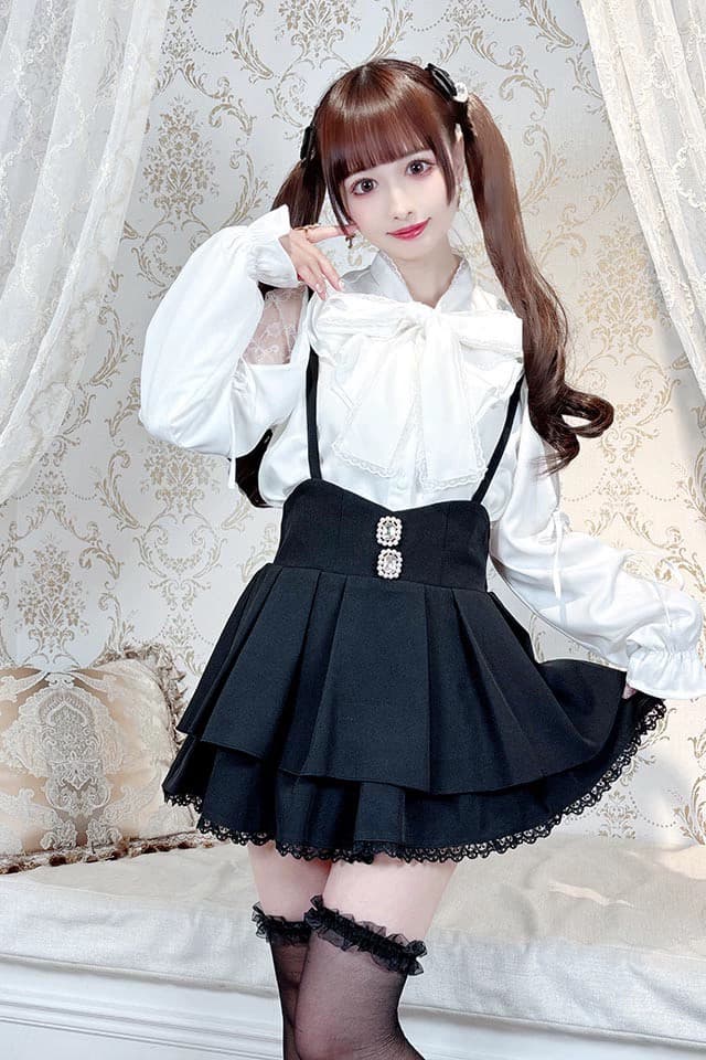 女装 ビジュー付き二段フリルサスペンダースカート