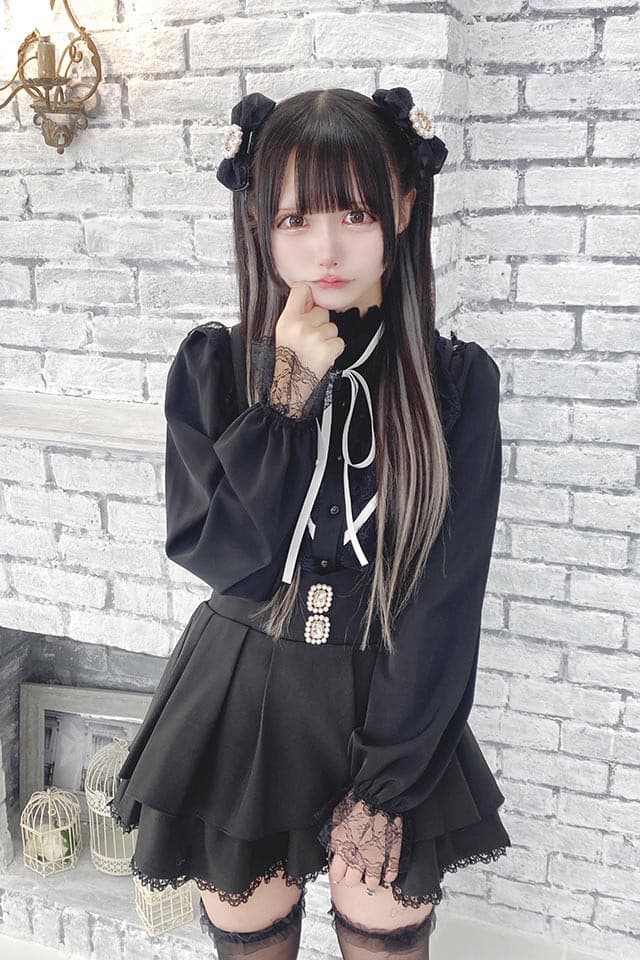 女装 ビジュー付き二段フリルサスペンダースカート